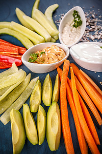 鲜花多彩的原蔬菜片段萝卜黄瓜饮食蓝色营养零食绿色敷料食物背景图片