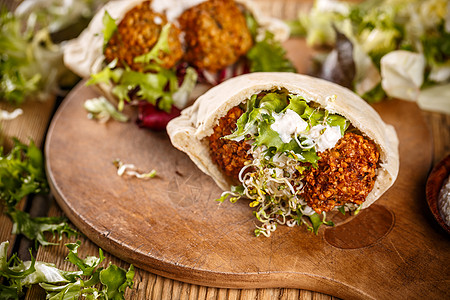 Falafel球油炸小吃蔬菜木板美食口袋沙拉饮食桌子午餐图片