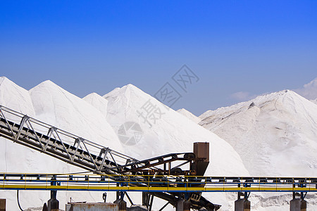 盐厂生产产品矿物碘盐天空贮存蓝色输送带炼油厂图片