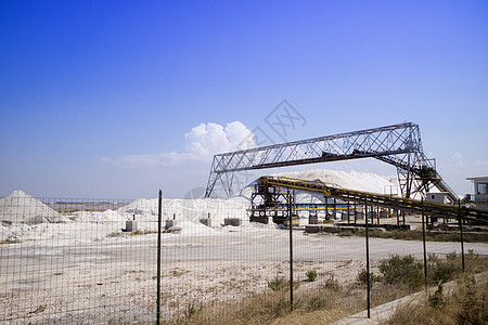 盐厂炼油厂输送带生产碘盐矿物天空产品贮存蓝色图片