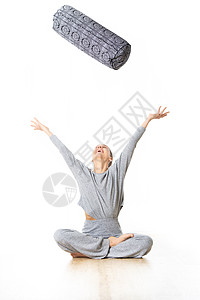 带垫子的恢复性瑜伽 年轻的运动女瑜伽教练在明亮的白色瑜伽室里 在空中扔垫子 微笑 表现出对恢复性瑜伽的爱和热情姿势女性幸福活动班图片