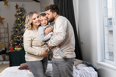 幸福的家庭概念 妈妈和儿子在家玩得开心点孩子夫妻父母怀孕婴儿男生沙发后代童年女士图片