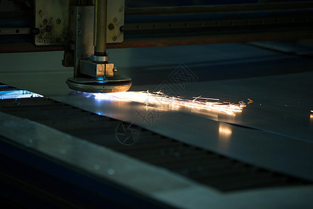 等离子金属切割 金属切割 火花从激光中飞出金工工具工程机械机器加工汽车盘子作坊雕刻图片