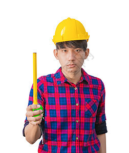 工程师的手拿着卷尺 在白色背景上戴黄色安全头盔塑料 施工理念图片