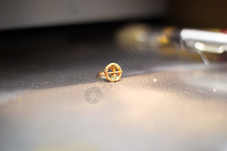 工业桌上有灰尘的金戒指图片