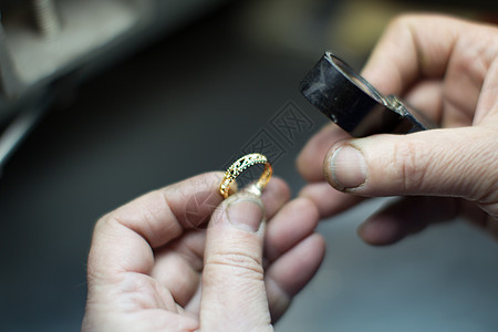 金戒指的工业制造 工作手做金装饰图片