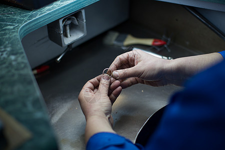 金环的工业制造 在工厂制作珠宝首饰在工厂生产珠宝修理作坊配饰宝石制造业奢华桌面手指工作艺术图片