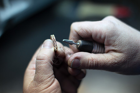 金环的工业制造 在工厂制作珠宝首饰在工厂生产珠宝作坊配饰工人珠宝商艺术指甲金属金匠创造力手指图片