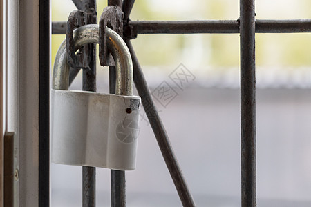 挂锁铰接在窗外的格栅上 限制人在社会中的自由图片