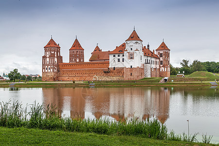 白俄罗斯米尔城堡群历史建筑学纪念碑文化旅行遗产旅游地标天空红色图片