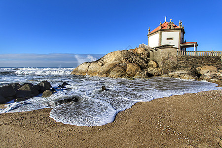 在海中美丽的小礼拜堂 叫做波尔图的石头日光悬崖海洋海滩历史天空建筑地标历史性图片