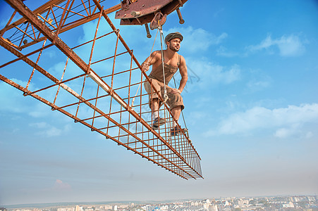 建筑起重机与人一起在高处建起重机图片