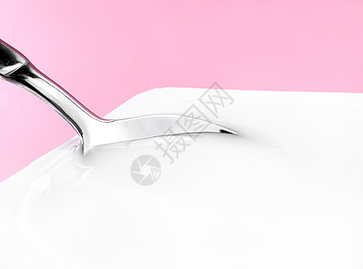 粉红背景的酸果杯和银勺 含酸奶霜的白色塑料容器 用于健康饮食和营养平衡的新鲜奶制品营养甜点勺子乳糖食物奶油饮食早餐生物小吃图片