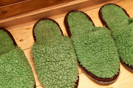 给走廊木地板上客人的绿色绿拖鞋手工羊毛纤维衣服配饰家庭礼物就寝文化鞋类图片