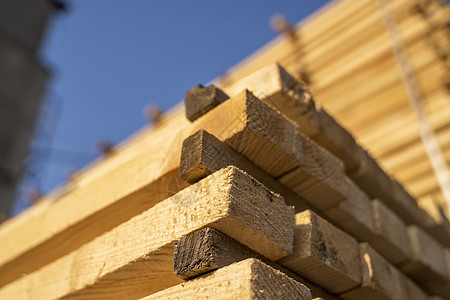 在锯木厂存放成堆的木板 木板堆放在木工车间 木材的锯切干燥和销售 用于家具生产 建筑的松木 木材业木头商业材料库存工作铺板经济贮图片