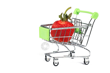 白色背景的草莓超市推车 卖浆果的营养产品价格金属蔬菜篮子顾客零售市场水果图片