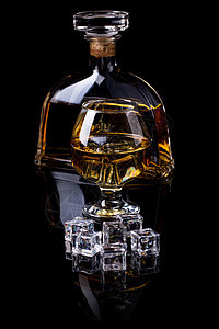 杯白兰地反射冰块黑色液体醒酒器瓶子饮料玻璃图片