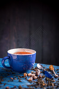 杯加新鲜草药茶饮料叶子花草蓝色茶叶热饮绿色黑色杯子图片