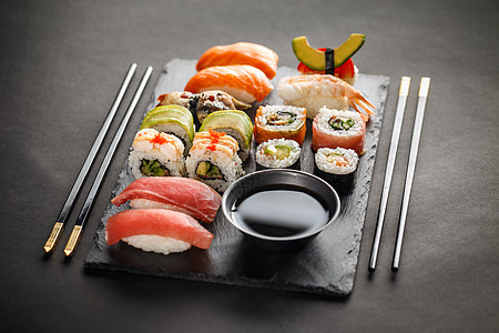 Sashimi maki和nigiri寿司图片