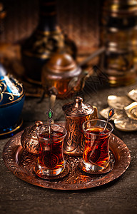 两杯土耳其茶火鸡杯子黑色勺子草本时间文化芳香液体茶点图片