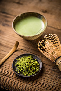 Matcha 美辣粉绿色茶仪式文化地面勺子粉末粉状美食竹子饮料背景图片