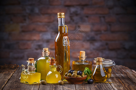 各种橄榄油玻璃瓶和橄榄浆果图片