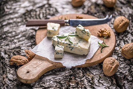 Gorgonzola奶酪迷迭香蓝色砧板小吃模具产品食物坚果美食奶制品图片