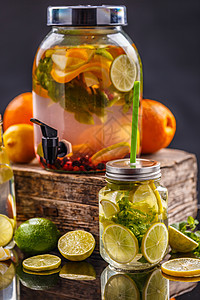 清凉的夏季饮料薄荷水果液体红色柠檬作品玻璃橙子水壶果汁图片