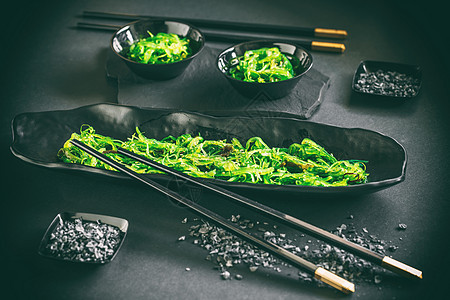 日本海藻沙拉美味文化筷子饮食盘子绿色黑色沙拉海鲜食物图片