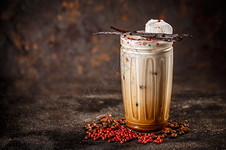 咖啡冰混合咖啡加牛奶黑色冰镇饮料早餐奶油棕色胡椒味道立方体玻璃背景