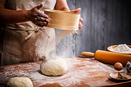 妇女双手擦除面粉烹饪木头烘烤食物女性乡村桌子女士面团面包图片