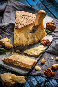 美味的干酪奶酪木头奶制品美食作品木板小吃食物静物蓝色图片
