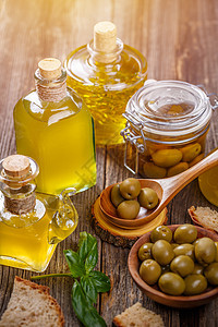 旧瓶装橄榄油作品桌子玻璃黄色绿色乡村背光调味品食物营养图片