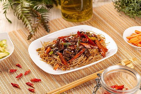 中文主课程美食红烧餐厅棕色筷子食物蔬菜面条炒面油炸图片