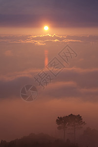 日落时雾天空阳光太阳山脉彩云风景薄雾图片