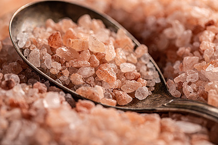粉红喜马拉雅盐纹理岩石美食香料食物烹饪勺子矿物水晶背景图片