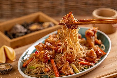 鸡肉炸面面竹子蔬菜食物面条盘子辣椒筷子美食芝麻背景图片