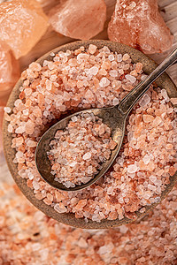 粉红喜马拉雅盐岩石木头盐渍烹饪调味品食物水晶矿物香料桌子图片