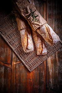 新烤的法国面包包小吃脆皮面包乡村桌子木头小麦白色食物图片