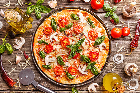 意大利披萨平铺乡村桌子圆形胡椒木头木板红色蔬菜刀具食物图片