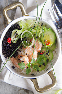 带虾和虾的黑白炖饭烹饪餐厅香菜食品盘子饮食厨房食物绿色美食图片