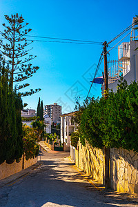 美丽 图片化的街道 狭窄的道路 白色建筑物外墙 西班牙建筑窗户地标城市行人蓝天房子建筑学旅游棕榈访问图片