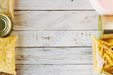 白色木制背景下孤立的食品供应检疫食品危机 米饭 意大利面 玉米片 卫生纸 罐头食品 送餐 捐赠 慈善的概念 复制空间帮助盒子饼干图片