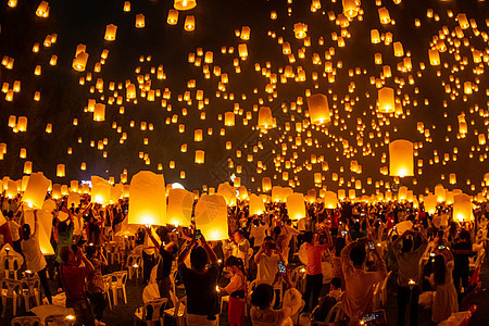 节天上漂浮的灯笼游客旅行橙子天空节日宗教传统飞行蜡烛庆典图片