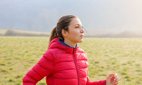 秋季田径的女赛跑者 健康生活方式概念 积极运动的人 非常活跃女性羽绒服踪迹叶子女士跑步女孩运动装树叶公园图片
