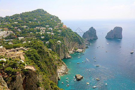 意大利卡普里岛的景色在美丽的夏日中 与法拉格里奥尼岩石悬崖晴天场景天堂海岸游艇海景海滩假期全景图片