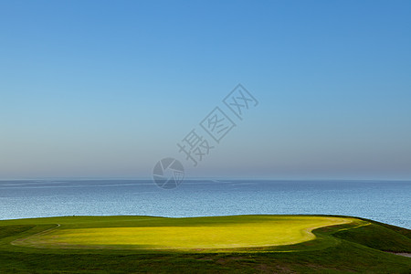 课程 法国布雷塔涅海岸线绿色球道高尔夫球海岸海滩日落海洋图片