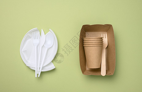 来自一次性餐具的不可降解塑料垃圾和一套由环保回收材料制成的餐具图片