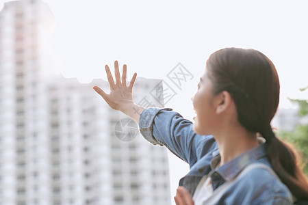 年轻时尚时髦的时装服装肖像 在街上行走的潮流女性女孩背包享受眼镜乐趣喜悦城市女士假期潮人图片