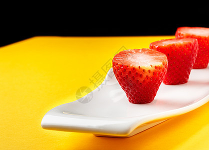 新鲜草莓浆果叶子早餐水果小吃白色果汁黄色食物红色图片